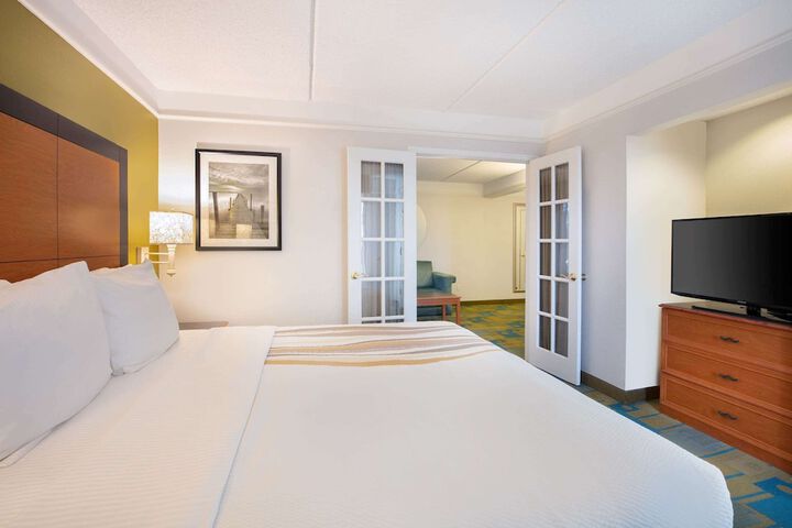 1 King Bed (10 of 14)