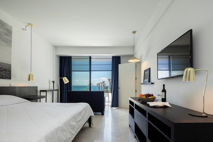 Room 73 of 182