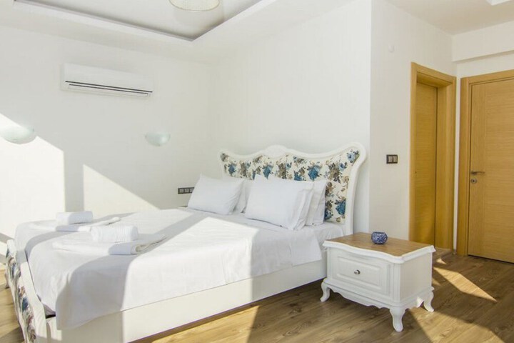 Room 2 of 35