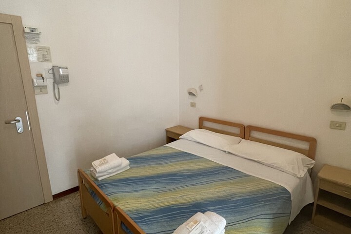 Room 13 of 22