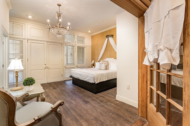 Room 38 of 182