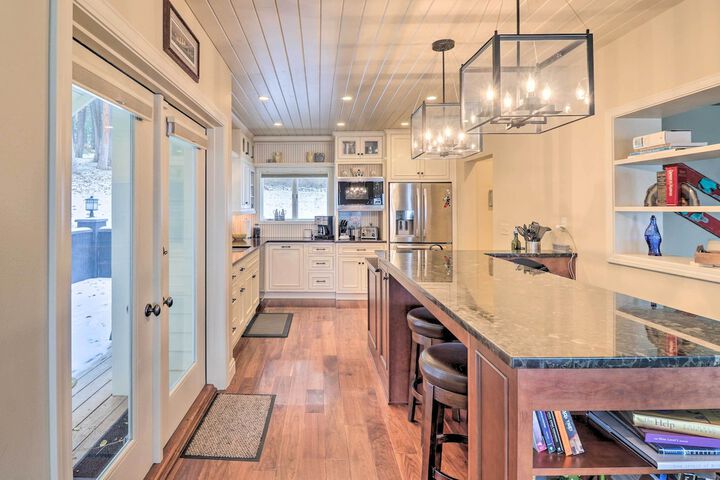 Peaceful Lakeside Retreat w / Deck & Amazing Views!