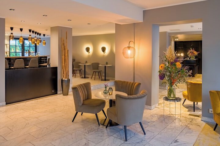 Entrance & Lobby