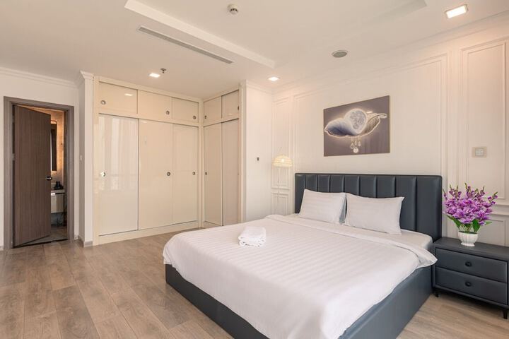 Room 73 of 243