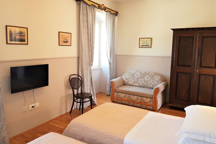Room 13 of 33