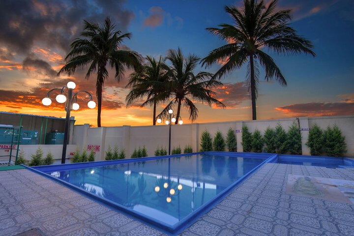 Hotel with Pool