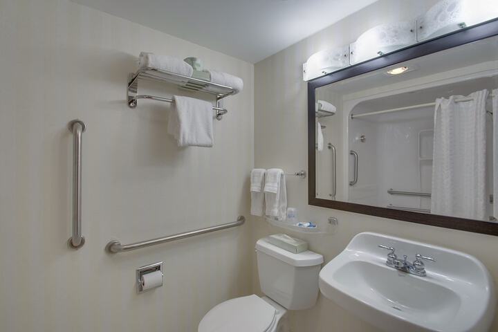 1 King Bed Microwave and Refrigerator WiFi Full Breakfast (6 of 15)