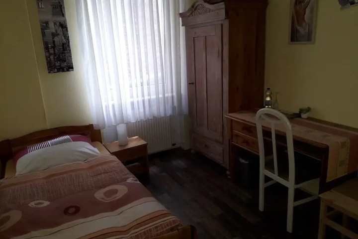 Room 4 of 16