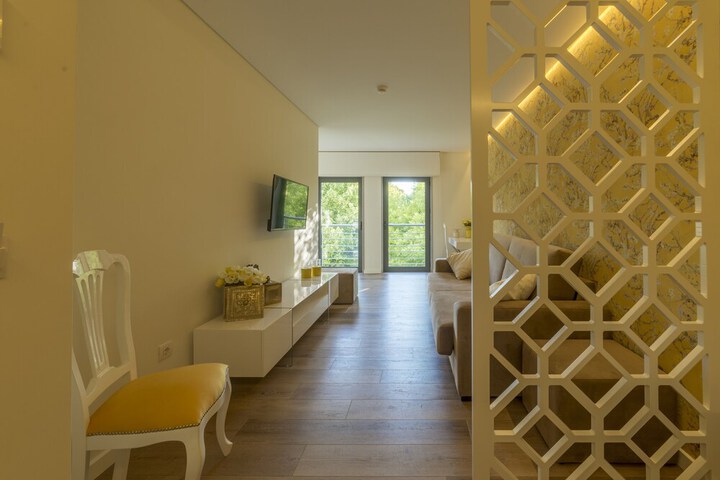 Room 16 of 40