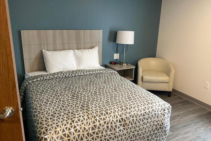 Suite Accessible Queen Size Bed (1 of 3)