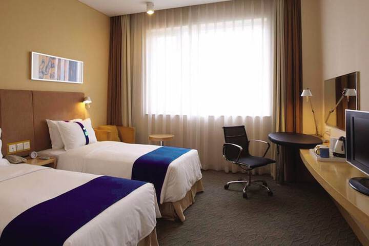 Room 2 of 32