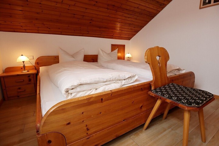 Room 4 of 95