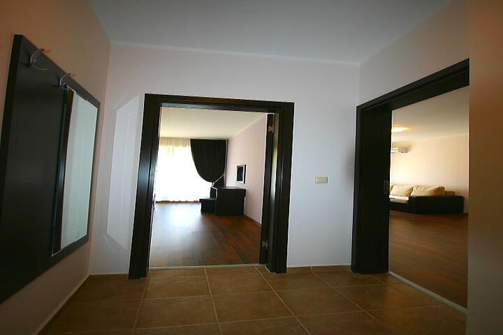 Room 7 of 8