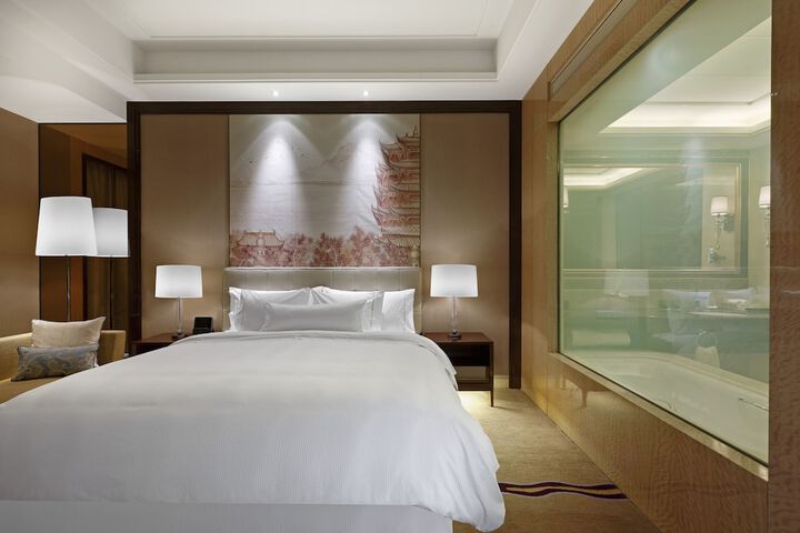 Room 10 of 95