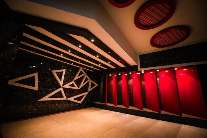 Ballroom/Hall 12 of 18