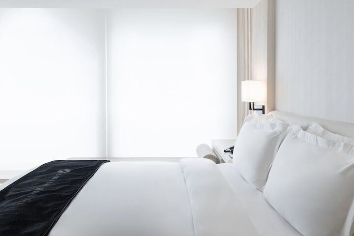 Room 10 of 28