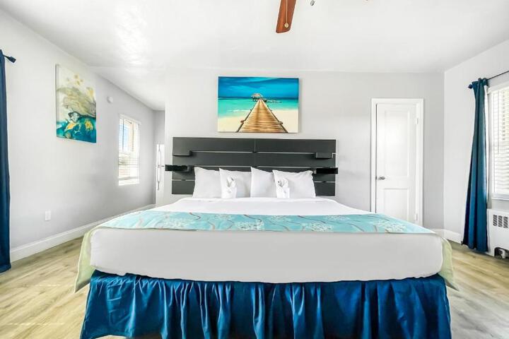 Studio Queen Bed (5 of 24)