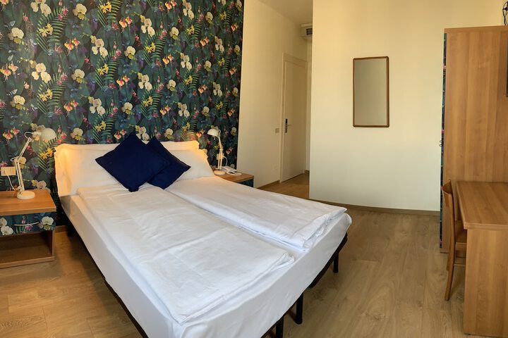 Room 13 of 61