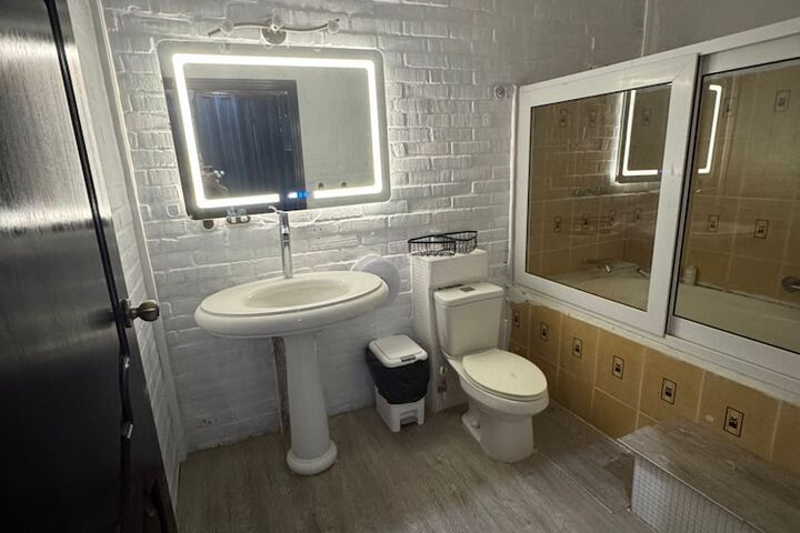 Room 6 of 10