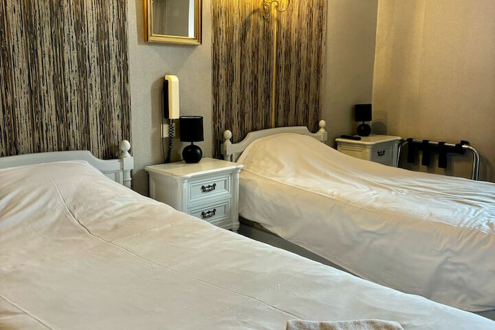 Room 8 of 33