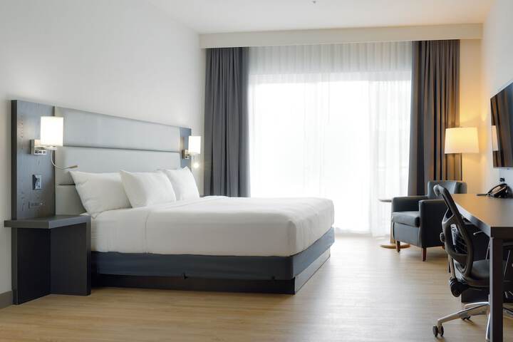 1 King Bed (17 of 18)