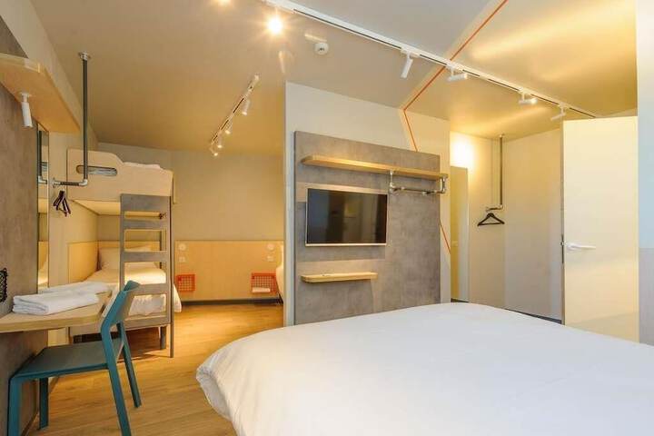 Room 40 of 77