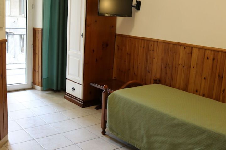 Room 28 of 63