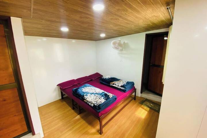 Room 4 of 32