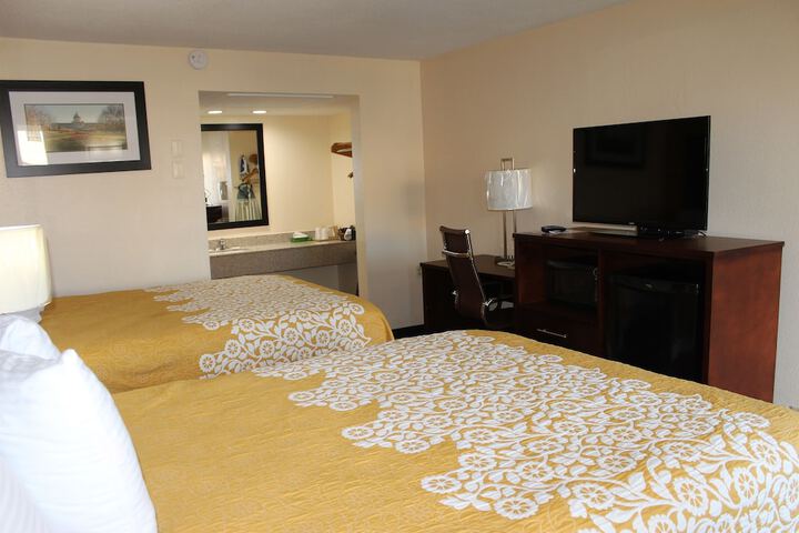 2 Queen Beds (9 of 20)