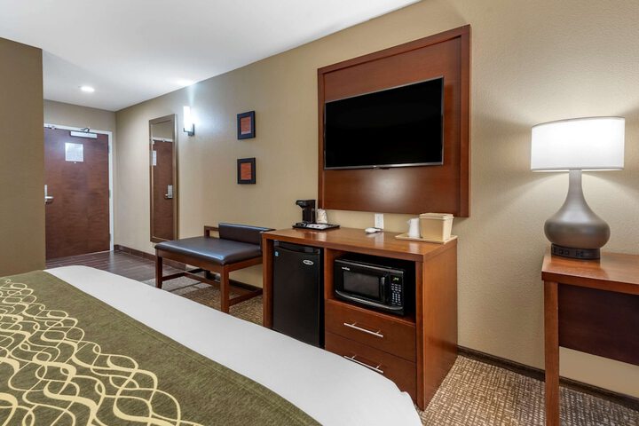 1 King Bed (5 of 15)