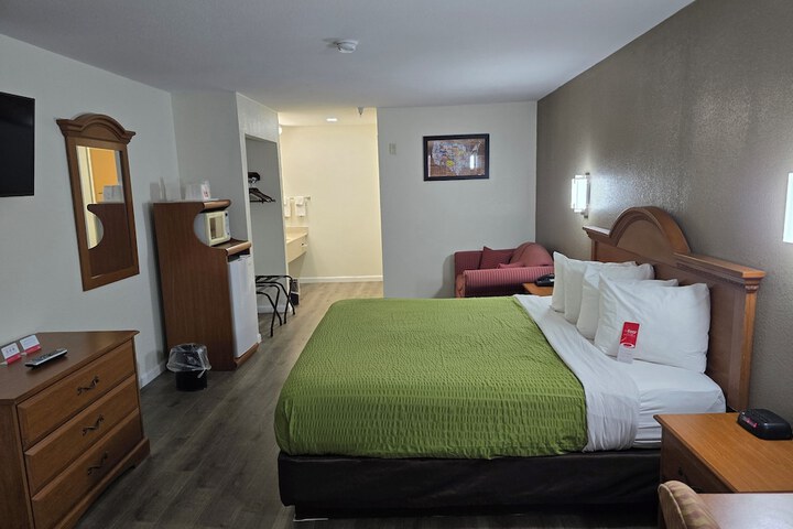 1 King Bed (8 of 8)