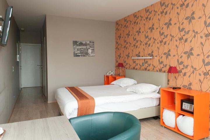 Room 9 of 31