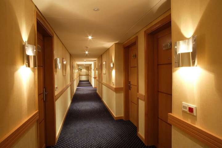 Ballroom/Hall 15 of 16