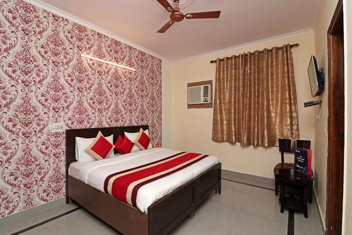 Room 4 of 8