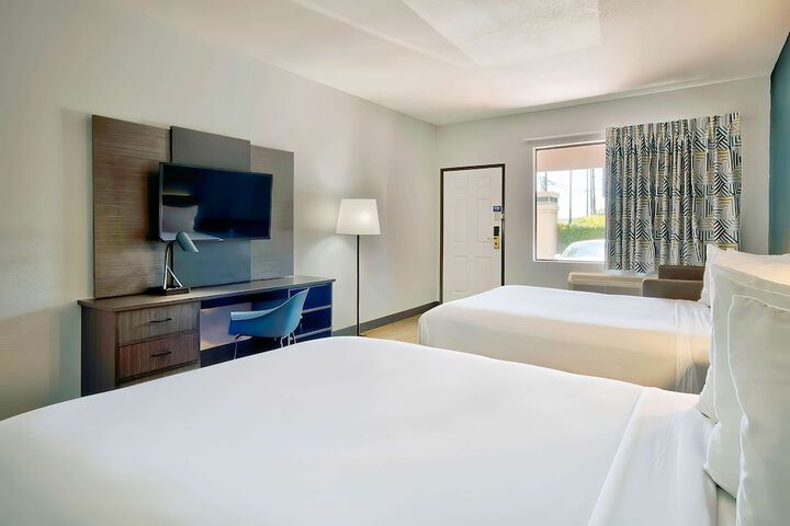 1 Queen Bed Modern (7 of 31)
