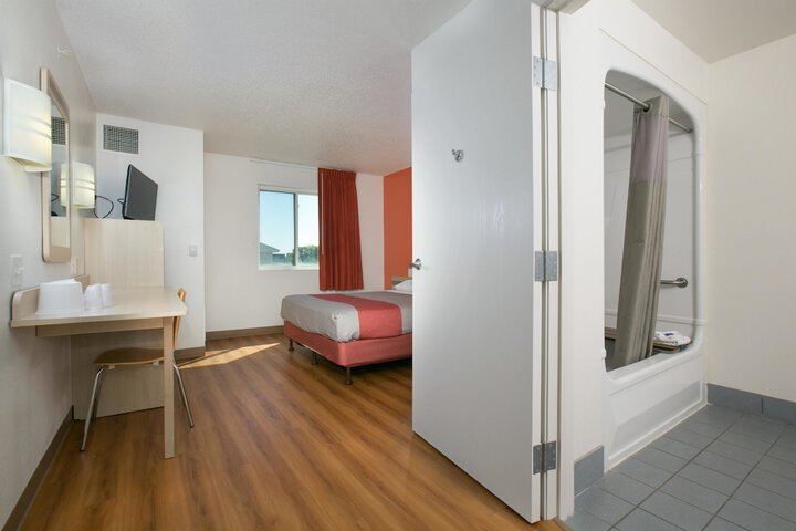 1 Queen Bed (9 of 15)