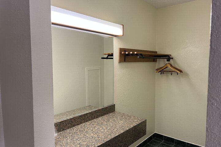 Room 4 of 12