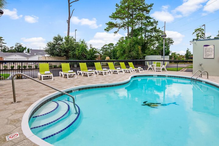 Pool 25 of 31