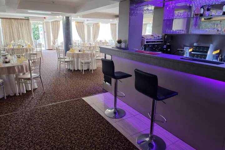 Lounge 36 of 41