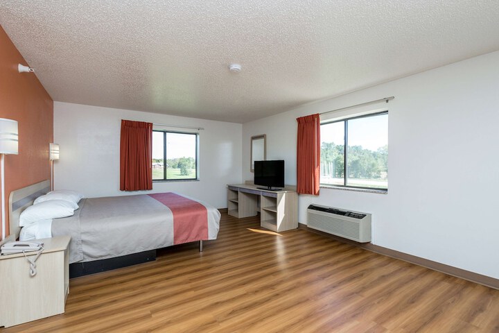 1 King Bed (16 of 17)