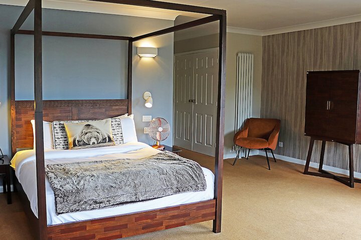 Room 5 of 140