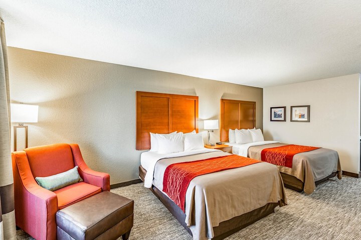 1 Queen Bed (2 of 11)