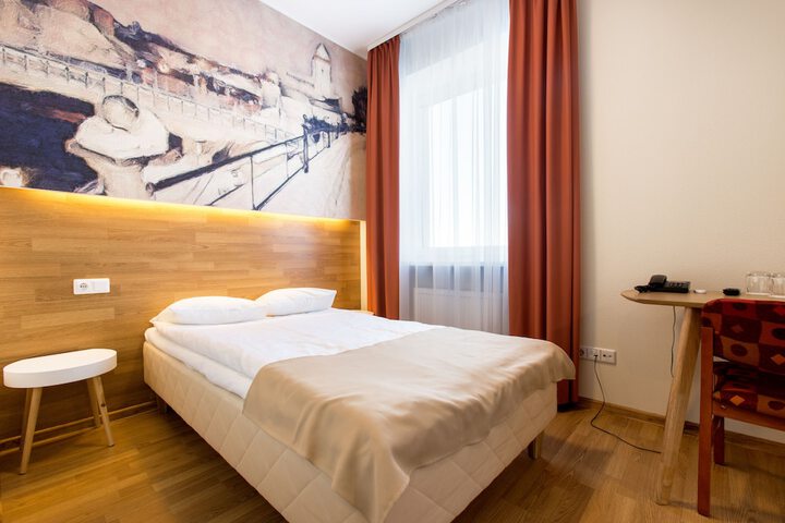 Room 8 of 92