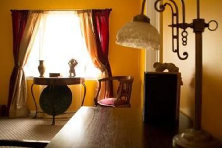 Room 5 of 9