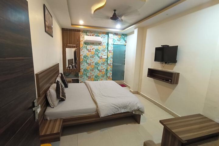 Room 10 of 19