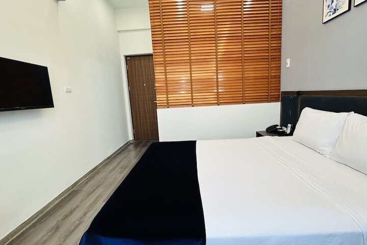 Room 27 of 83