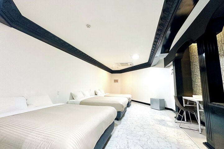Room 11 of 32