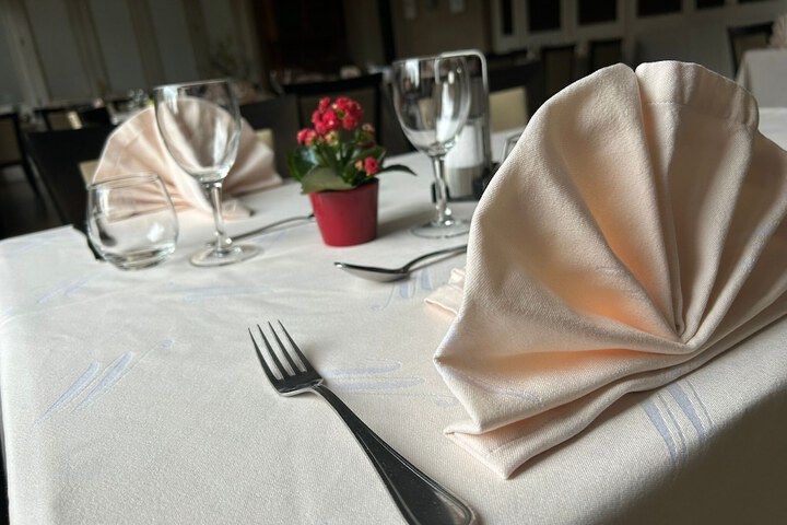 Dining 31 of 55