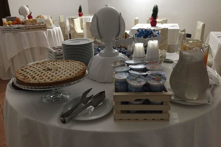 Breakfast/Coffee Service 21 of 32