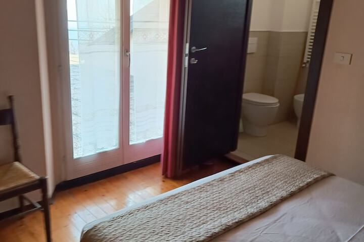 Room 2 of 6